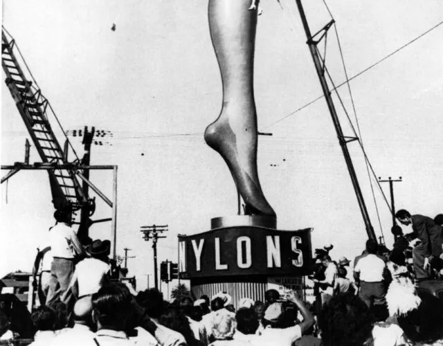 1938년 나일론을 대중에게 선보이는 모습