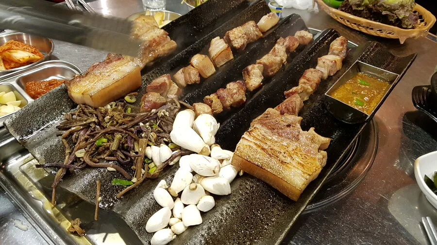 사진은 석면슬레이트 모양으로 제조한 불판 ⓒ루리웹