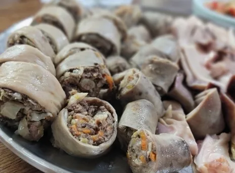 야채와 두부 속이 특징인 백암 순대