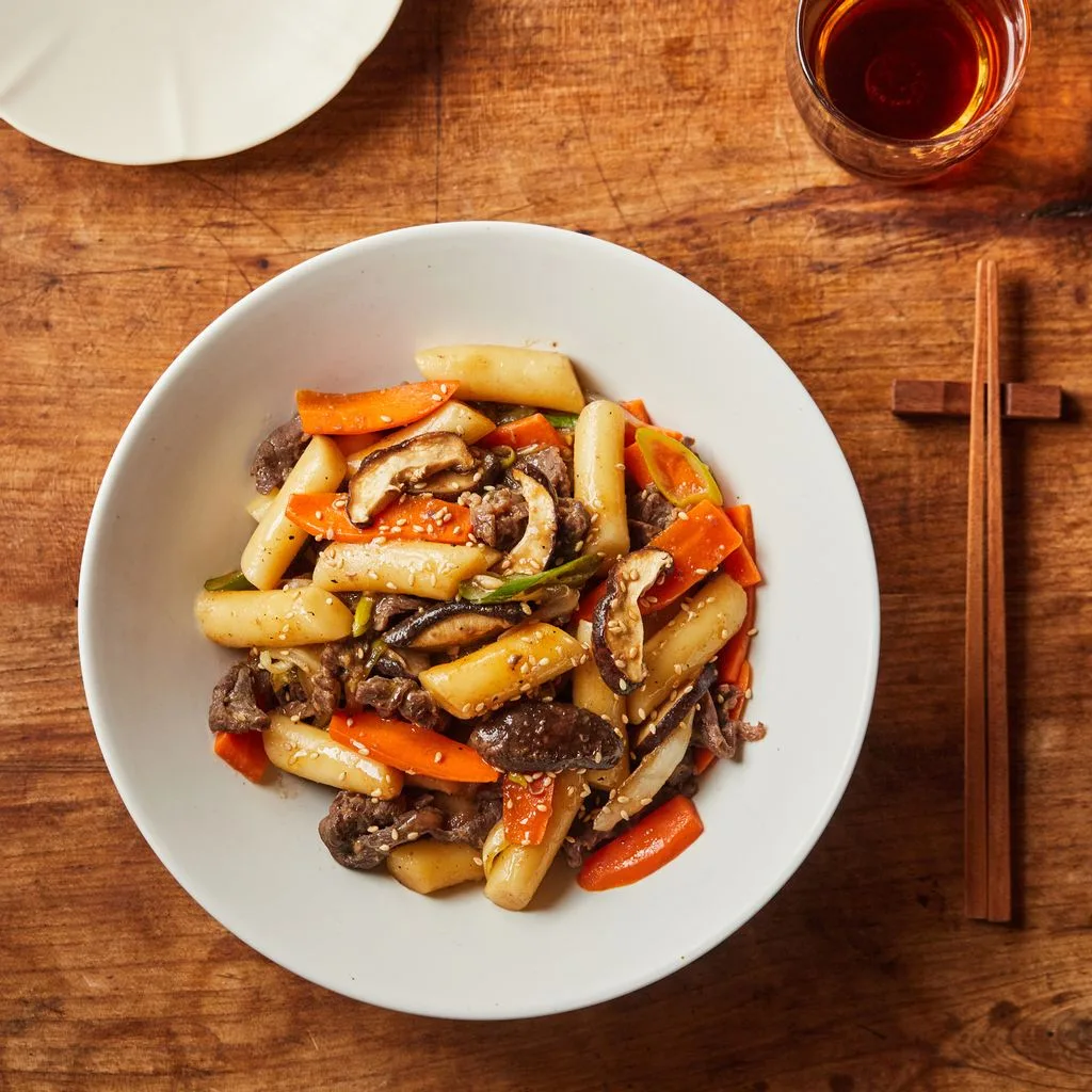 간장 베이스의 궁중 떡볶이