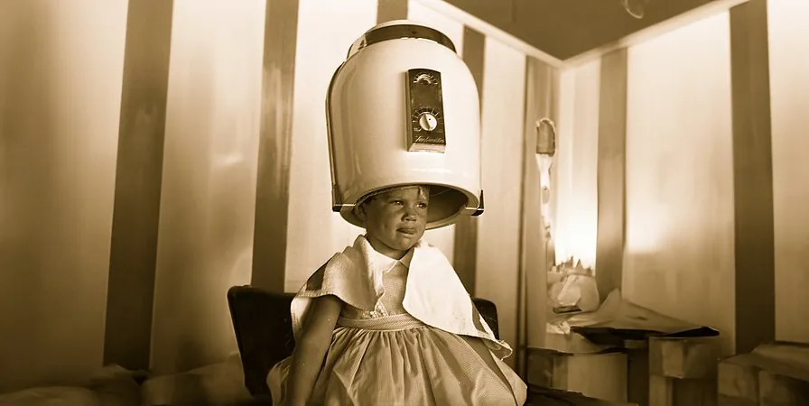 Figure.5 뷰티 샬롱에서 쓰이던 1950년대 보넷형 헤어드라이어