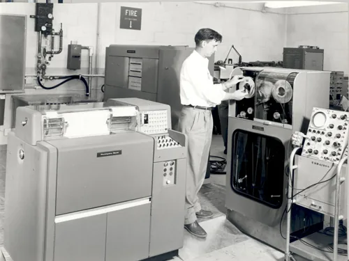 Figure.3 UNIVAC, 왼쪽에 있는 무식하게 큰 장치가 바로 프린터