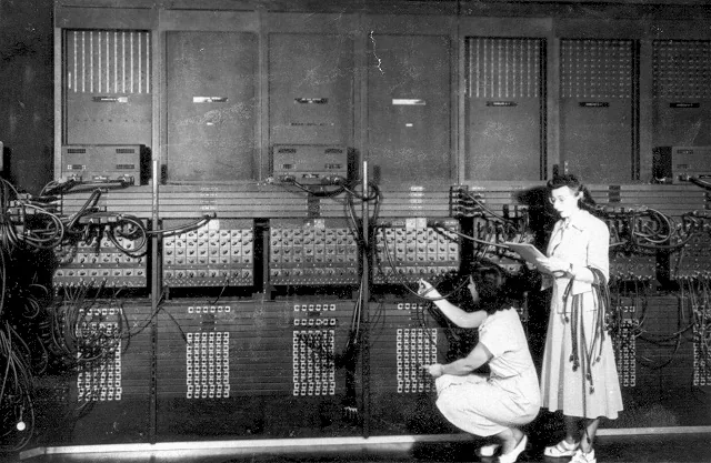 Figure.1 연산을 바꿀 때 마다 케이블을 다시 연결해야 했던 ENIAC