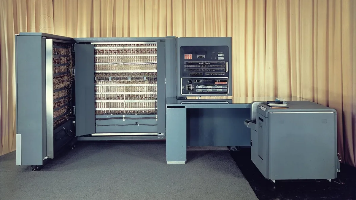 Figure.8 자기 코어 메모리가 사용된 IBM 700 시리즈
