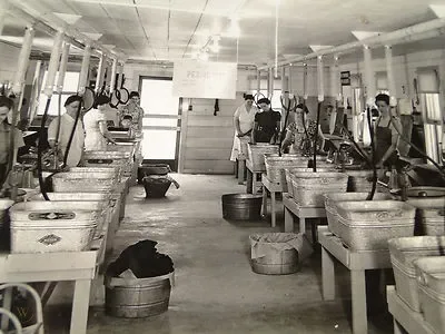 Figure.3 1930년 미국의 한 세탁소 ⓒwww.worthpoint.com