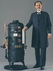 Figure.5 에드윈 루드와 그의 발명품 온수기 ⓒwaterheatersplusplumbing.com